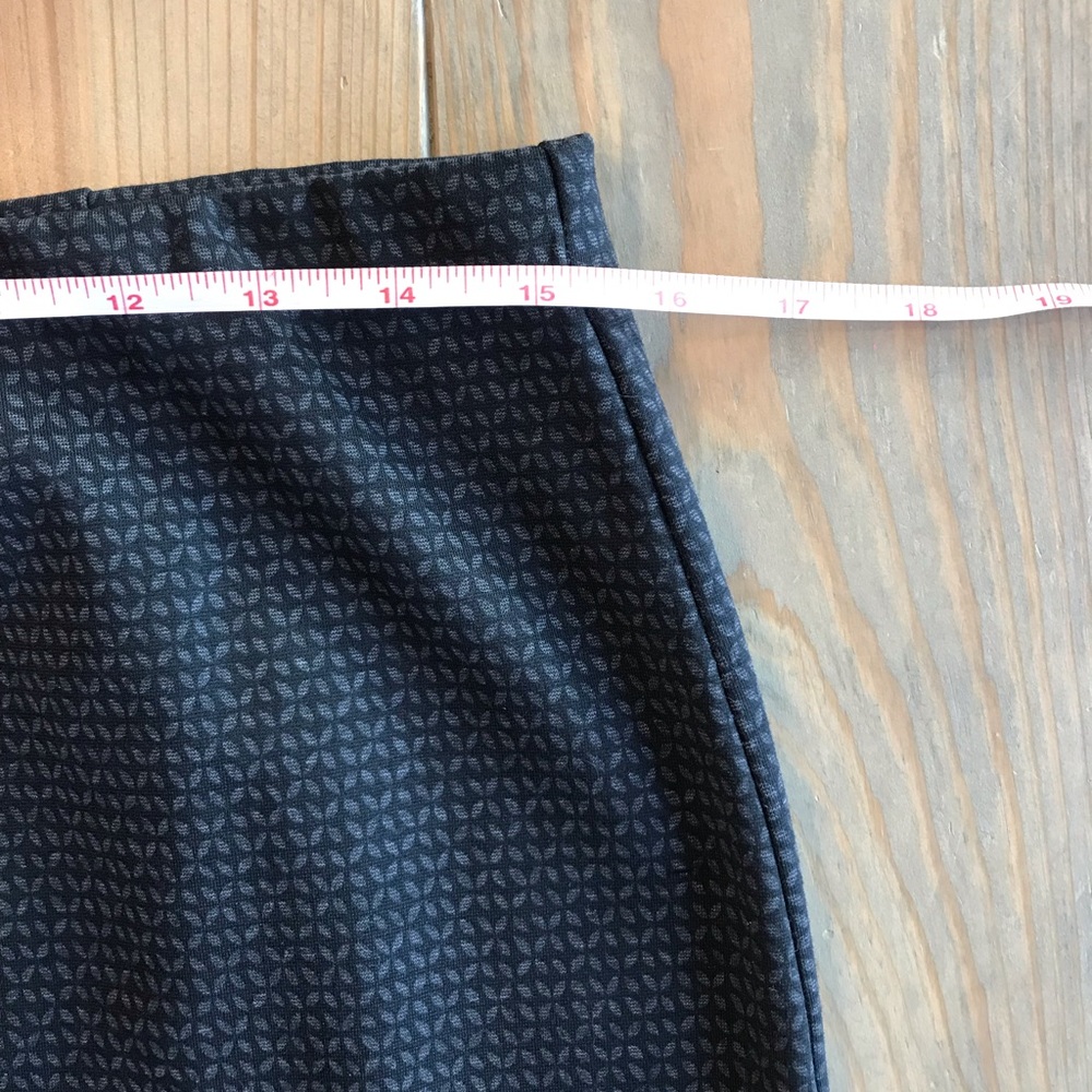 Comfy and Flattering Philosophy Sz L Pencil Skirt